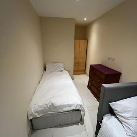 Lovely - Just 15 Mins To Centre Гостевой дом