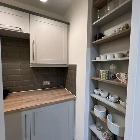 Lovely - Just 15 Mins To Centre Pensionat