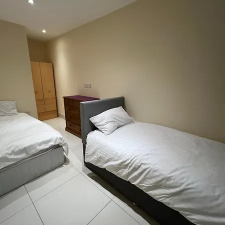 Guest house Lovely - Just 15 Mins To Centre *