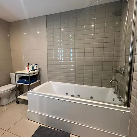 בית הארחה Lovely - Just 15 Mins To Centre