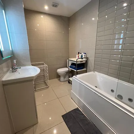 Lovely - Just 15 Mins To Centre * דבלין