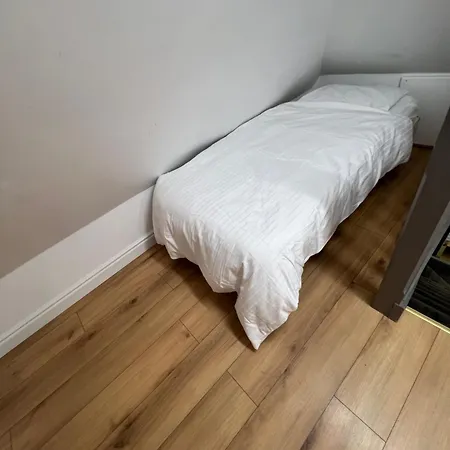 בית הארחה Lovely - Just 15 Mins To Centre