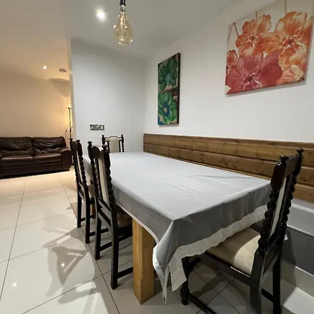 Lovely - Just 15 Mins To Centre