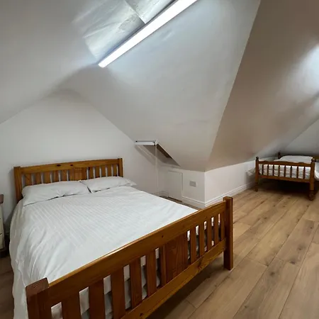 Lovely - Just 15 Mins To Centre בית הארחה