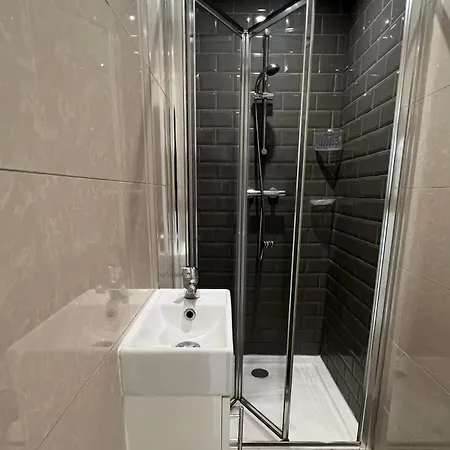 Lovely - Just 15 Mins To Centre בית הארחה