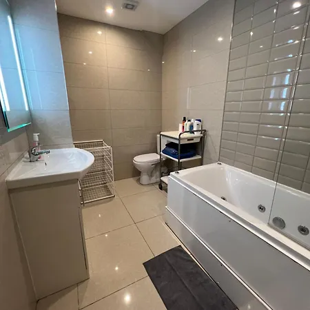 בית הארחה Lovely - Just 15 Mins To Centre *