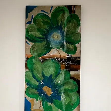 Lovely - Just 15 Mins To Centre בית הארחה