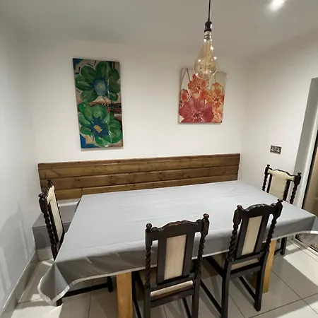 בית הארחה Lovely - Just 15 Mins To Centre