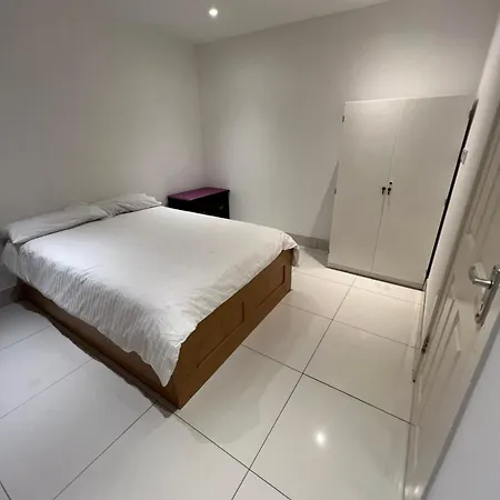 בית הארחה Lovely - Just 15 Mins To Centre *