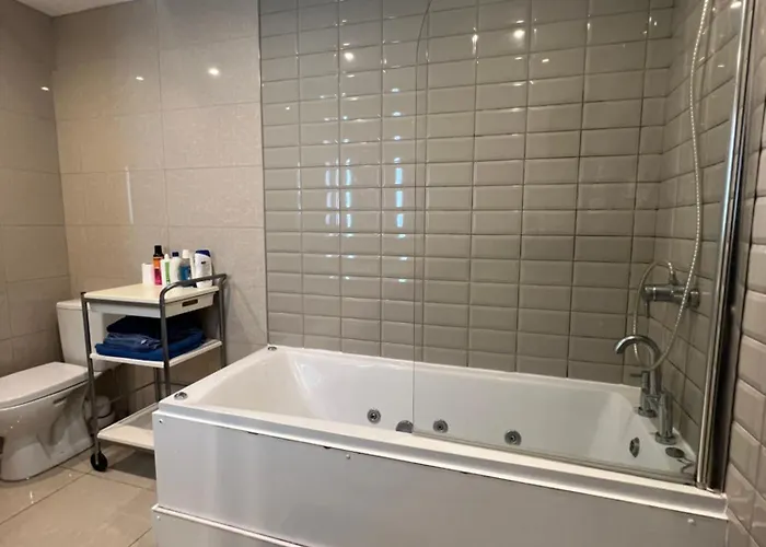 Pensión Lovely - Just 15 Mins To Centre